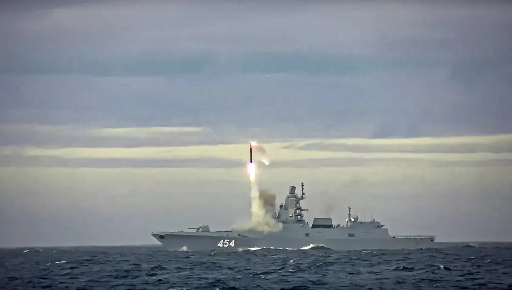 Imagen tomada del video difundido por el ministerio de Defensa ruso del lanzamiento del misil hipersónico &quot;Zircon&quot; el 28 de mayo de 2022. (Russian Defense Ministry Press Service via AP)