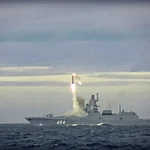 Imagen tomada del video difundido por el ministerio de Defensa ruso del lanzamiento del misil hipersónico "Zircon" el 28 de mayo de 2022. (Russian Defense Ministry Press Service via AP)
