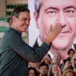 El presidente del Gobierno, Pedro Sánchez, aplaude ante un retrato del candidato socialista a la Presidencia de la Junta de Andalucía, Juan Espadas. EFE/Julio Muñoz