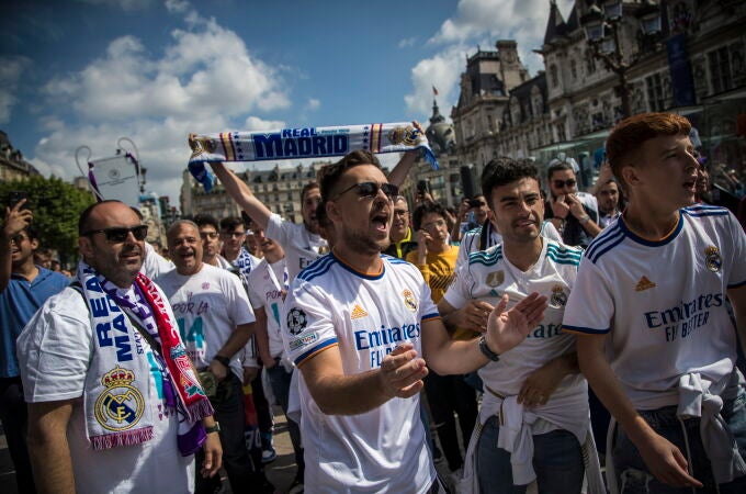 Los aficionados del Real Madrid en París antes de la final contra el Liverpool