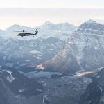 Un helicóptero sobrevuela los Alpes suizos en una imagen de archivo