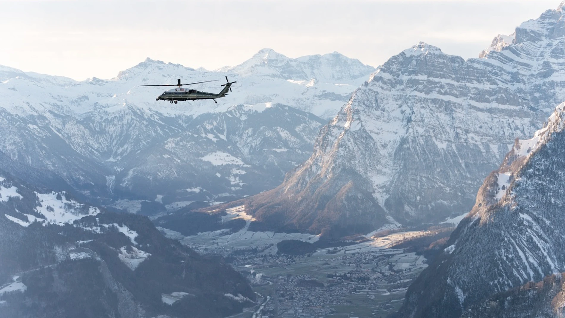 Un helicóptero sobrevuela los Alpes suizos en una imagen de archivo