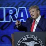 El ex presidente Donald Trump habla durante el Foro de Liderazgo en la Reunión Anual de la Asociación Nacional del Rifle