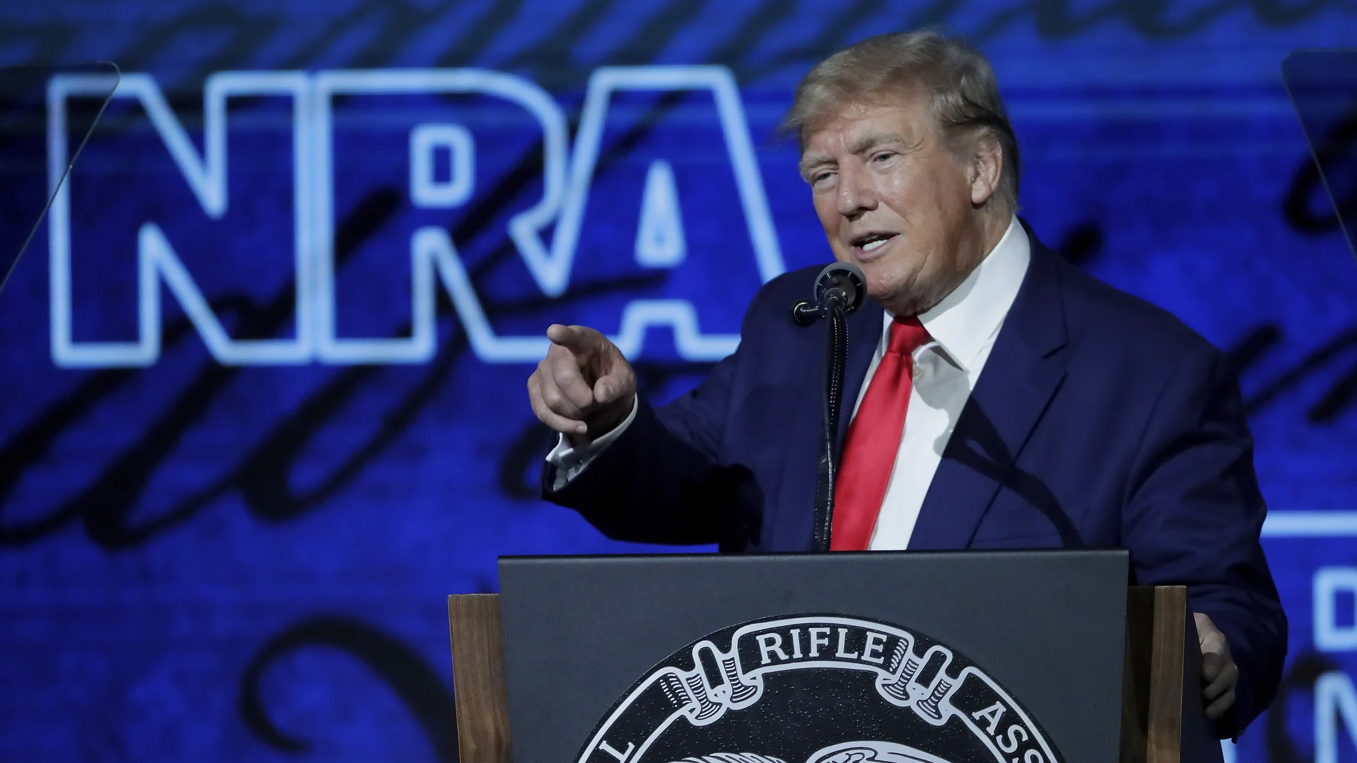 El ex presidente Donald Trump habla durante el Foro de Liderazgo en la Reunión Anual de la Asociación Nacional del Rifle