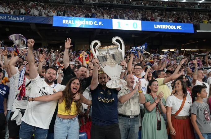 El público que se congregó en el Bernabéu celebra el título de campeones de Europa