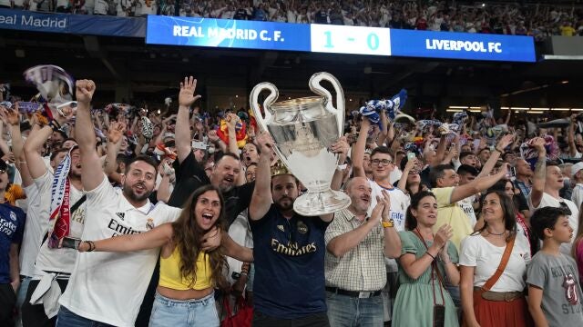 El público que se congregó en el Bernabéu celebra el título de campeones de Europa