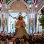 La virgen del Rocío, vestida de Pastora, procesiona a hombros de los almonteños por las calles de Almonte (Huelva). EFE / Julián Pérez.