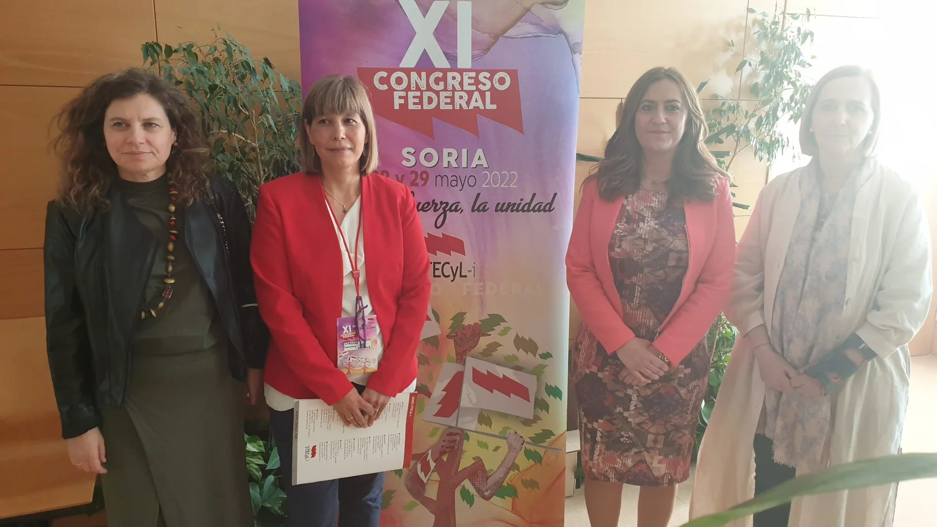 La delegada del Gobierno, Virginia Barcones, junto a la presidente de Stecyl, Cristina Fulconi, entre otras personas, antes del Congreso