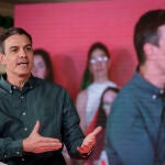 El presidente del Gobierno, Pedro Sánchez y el candidato socialista a la Presidencia de la Junta de Andalucía, Juan Espadas saludan a los asistentes al término del acto de la precampaña de las elecciones autonómicas de Andalucía