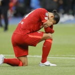 Van Dijk llora después de la derrota del Liverpool en la final