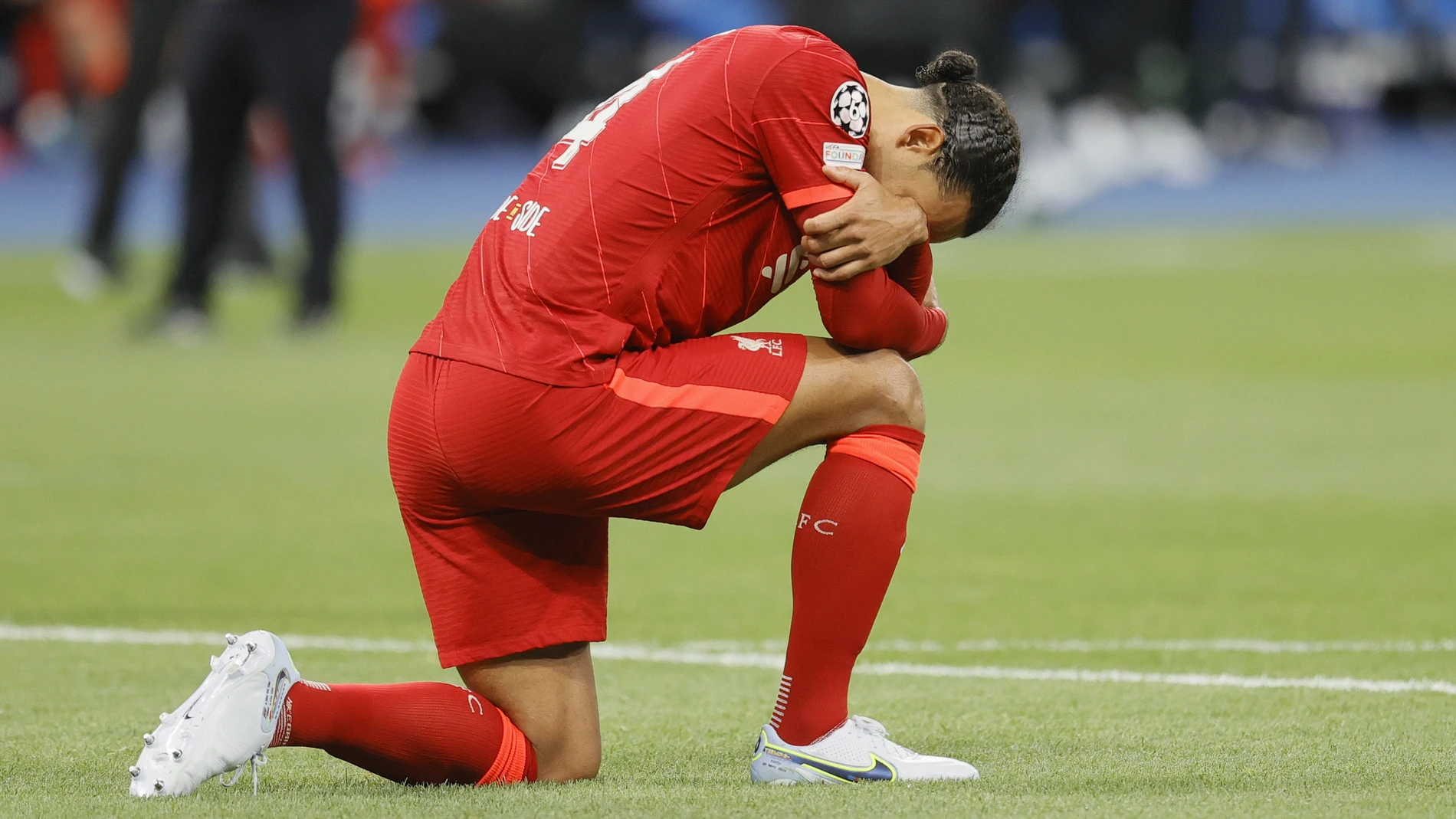 Van Dijk llora después de la derrota del Liverpool en la final