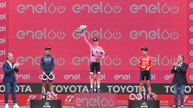 Jai Hindley, en el podio, entre Carapaz y Mikel Landa Jai Hindley, en el podio, entre Carapaz y Mikel Landa