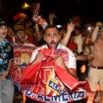Varios aficionados de la UD Almería se concentran en la plaza de Las Velas de la capital para festejar el ascenso de su equipo a Primera División. EFE/Carlos Barba