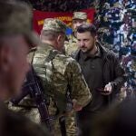 El presidente de Ucrania, Volodimir Zelenski, visita a los militares en el frente oriental