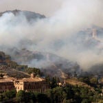 GRANADA, 29/05/2022.- Imagen del incendio que se ha declarado hoy Domingo en el Cerro de San Miguel de Granada, cerca de la Abadía del Sacromonte. EFE / Pepe Torres.