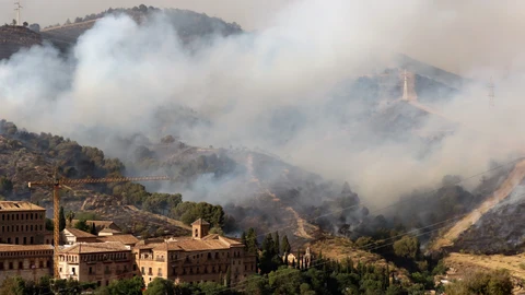 GRANADA, 29/05/2022.- Imagen del incendio que se ha declarado hoy Domingo en el Cerro de San Miguel de Granada, cerca de la Abadía del Sacromonte. EFE / Pepe Torres.