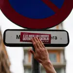 Miles de profesores y estudiantes se manifiestan por el centro de Barcelona para exigir al Govern que proteja la inmersión lingüística frente a &quot;agresiones&quot; como la sentencia que obliga a impartir el 25 % de las materias en lengua castellana en todos los colegios catalanes.