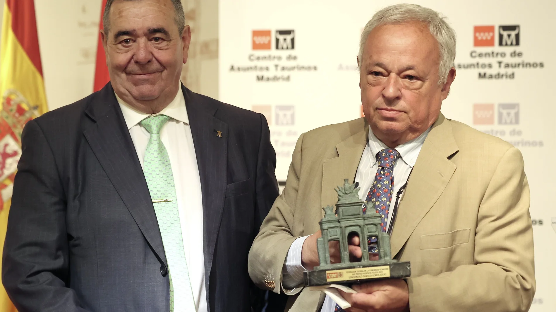 Premio del Centro de Asuntos Taurinos de Madrid al Consejero de Cultura de la Junta de Castilla y León, Gonzalo Santonja.