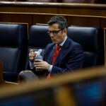 El ministro de la Presidencia, Félix Bolaños, en una sesión en el Congreso de los Diputados