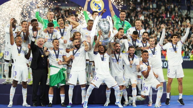 El equipo blanco posa con su trofeo