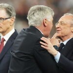 Carlo Ancelotti y Florentino Pérez se abrazan en el césped del Stade de France después de que el Real Madrid ganara la Decimocuarta Champions