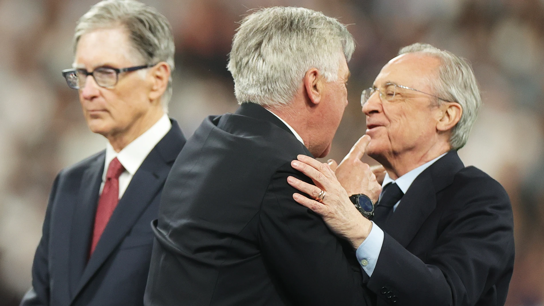 Carlo Ancelotti y Florentino Pérez se abrazan en el césped del Stade de France después de que el Real Madrid ganara la Decimocuarta Champions