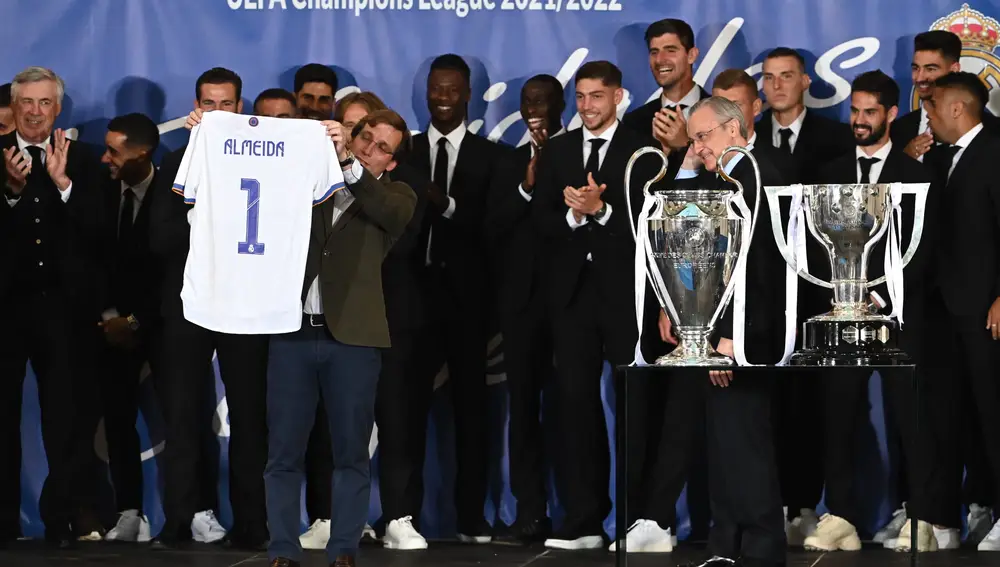 El Real Madrid pone rumbo al Bernabéu tras un fiestón en Cibeles para celebrar su Decimocuarta Champions
