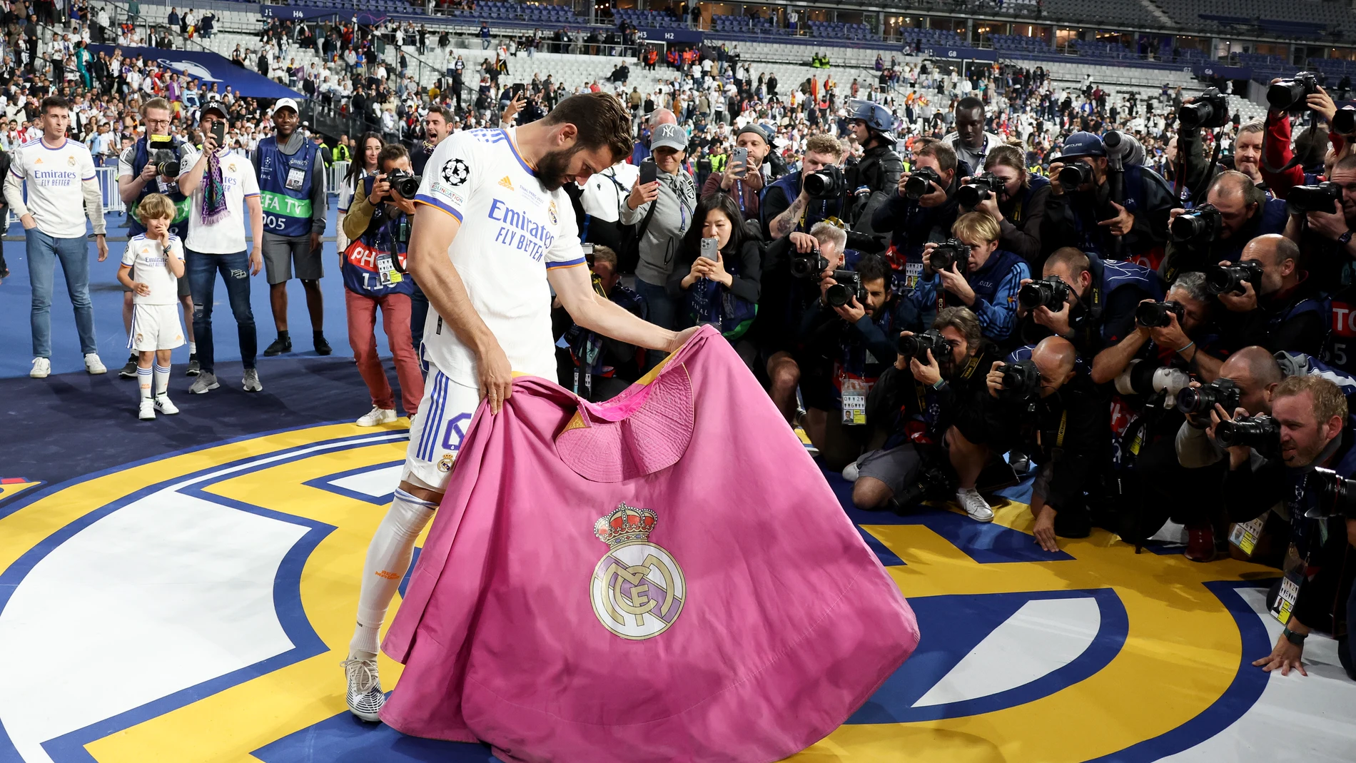Nacho Fernández cumplió la tradición de dar unos capotazos durante la celebración del Real Madrid en Saint Denis
