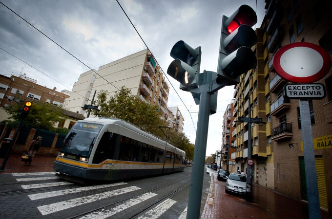 Un tranvia circula por una calle de Valencia 2011-11-28