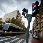Un tranvia circula por una calle de Valencia 2011-11-28