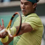 Rafa Nadal busca este domingo un puesto en cuartos de final de Roland Garros. (AP Photo/Thibault Camus)