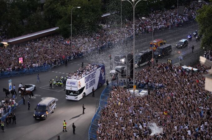 El bus del Real Madrid llegando este domingo a Cibeles para celebrar la Decimocuarta Champions