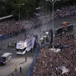 El bus del Real Madrid llegando este domingo a Cibeles para celebrar la Decimocuarta Champions
