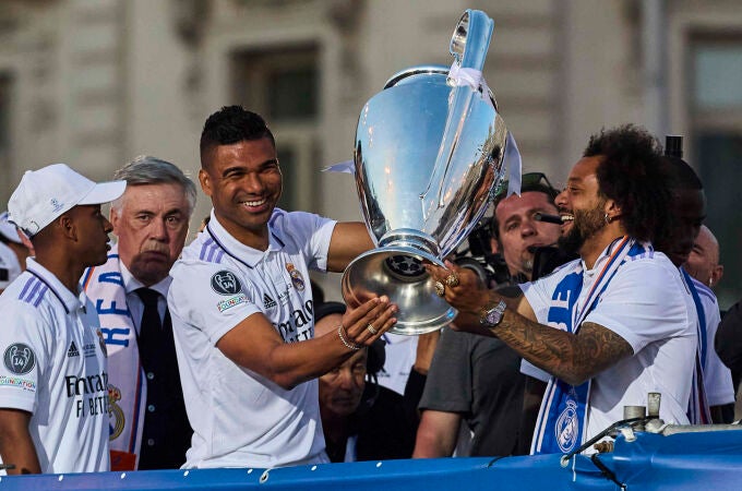 Casemiro y Marcelo, con la Copa en CIbeles