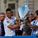 Casemiro y Marcelo, con la Copa en CIbeles