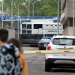 Dos personas pasan por delante de las instalaciones de la comandancia de la Guardia Civil donde se encuentra detenido un hombre por una presunta agresión a su mujer