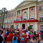  Cientos de murcianos celebran el ascenso del Real Murcia en La Glorieta