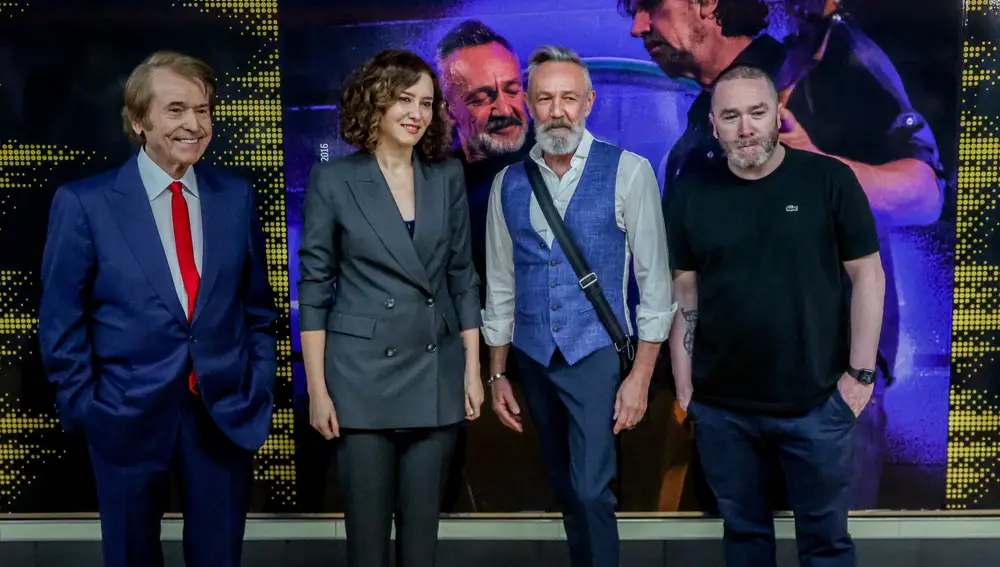 Raphael; la presidenta de la Comunidad de Madrid, Isabel Díaz Ayuso; Rafa Sánchez y el fotógrafo de las imágenes del pasillo de la música, Ángel de Antonio, posan en la inauguración del Pasillo de la Música en Madrid