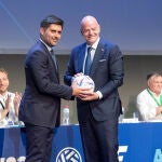 David Aganzo, con el presidente de la FIFA, Gianni Infantino, durante la última asamblea del sindicato