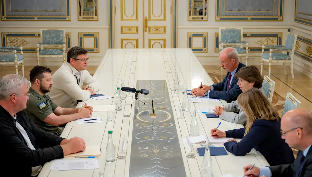 Una imagen distribuida por el servicio de prensa presidencial muestra al presidente ucraniano Volodymyr Zelensky (2-L) y a la ministra de Asuntos Exteriores francesa Catherine Colonna (3-R) durante su reunión en Kiev, Ucrania, el 30 de mayo de 2022.