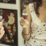 A través de testimonios personales, de asociaciones de divulgación o incluso de una luchadora de wrestling cuyo personaje es una vagina gigante, "Red Cunt" aborda los tabúes de la menstruación