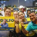 Partidarios de Rodolfo Hernández celebran resultados positivos en la sede de su partido en Bucaramanga, Colombia