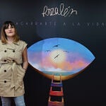 La artista española Rozalén presenta este lunes en Madrid su tema "Agarrarte a la vida", donde visibiliza la salud mental y el suicidio