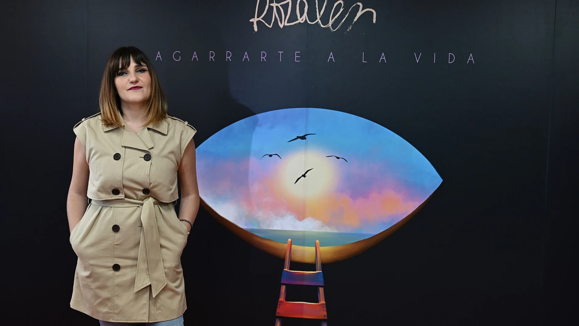 La artista española Rozalén presenta este lunes en Madrid su tema "Agarrarte a la vida", donde visibiliza la salud mental y el suicidio