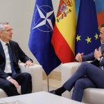 El secretario general de la OTAN, Jens Stoltenberg (i), y el presidente del Gobierno, Pedro Sánchez,