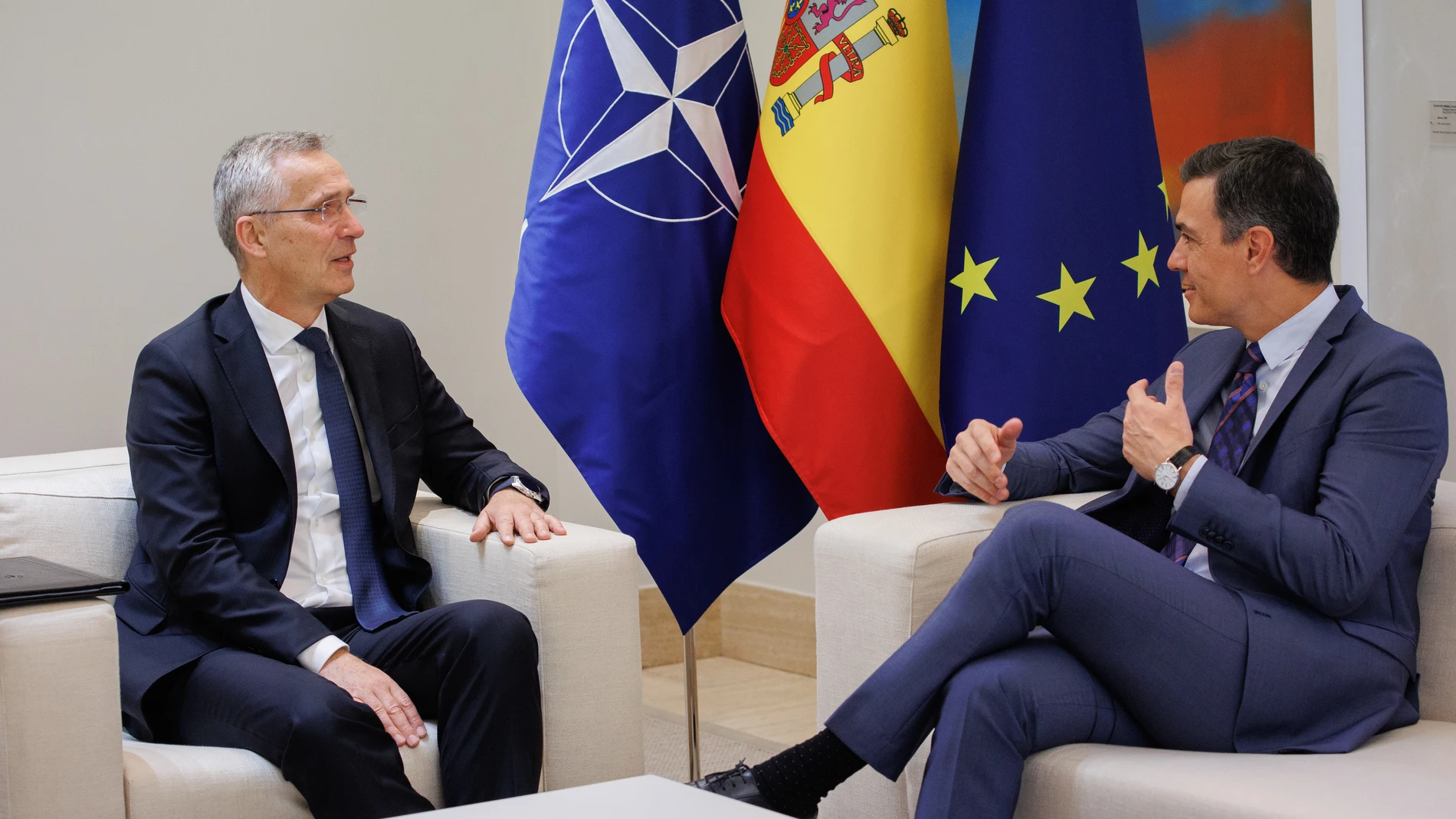 El secretario general de la OTAN, Jens Stoltenberg (i), y el presidente del Gobierno, Pedro Sánchez,