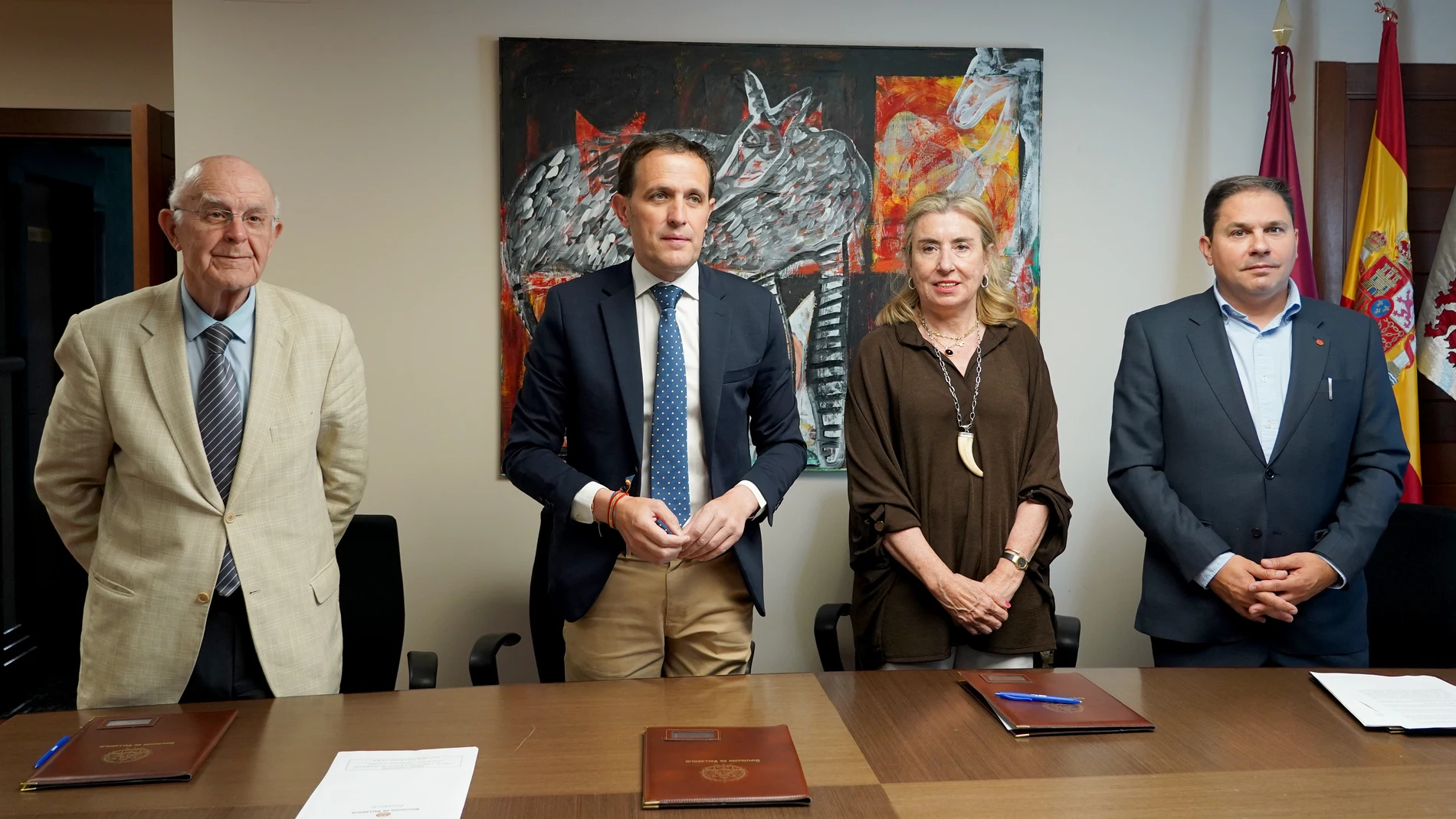 El presidente de la Diputación de Valladolid, Conrado Íscar, firma los convenios de la institución provincial contra la exclusión social con la presidenta de la Asamblea Local de Cruz Roja, Rosa Urbón, el director de Cáritas Diocesana de Valladolid, Guenther Eduardo Boelhoff, y el presidente de la Fundación Banco de Alimentos de Valladolid, Jesús Mediavilla