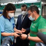 Personal sanitario realizan un test de glucosa al presidente de la Junta de Andalucía, Juanma Moreno, durante su visita al centro de urgencias de Roquetas de Mar ( Almería)