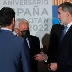 El expresidente del Gobierno, Felipe González (c) conversa con el rey Felipe VI (d) durante la foto de familia durante el acto de conmemoración por el 40 aniversario del ingreso de España en la OTAN
