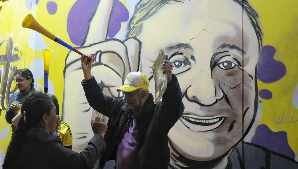 Simpatizantes del candidato presidencial Rodolfo Hernández acuden a la sede de campaña tras la jornada de elecciones a presidente de Colombia para el periodo 2022-2026, en Bogotá